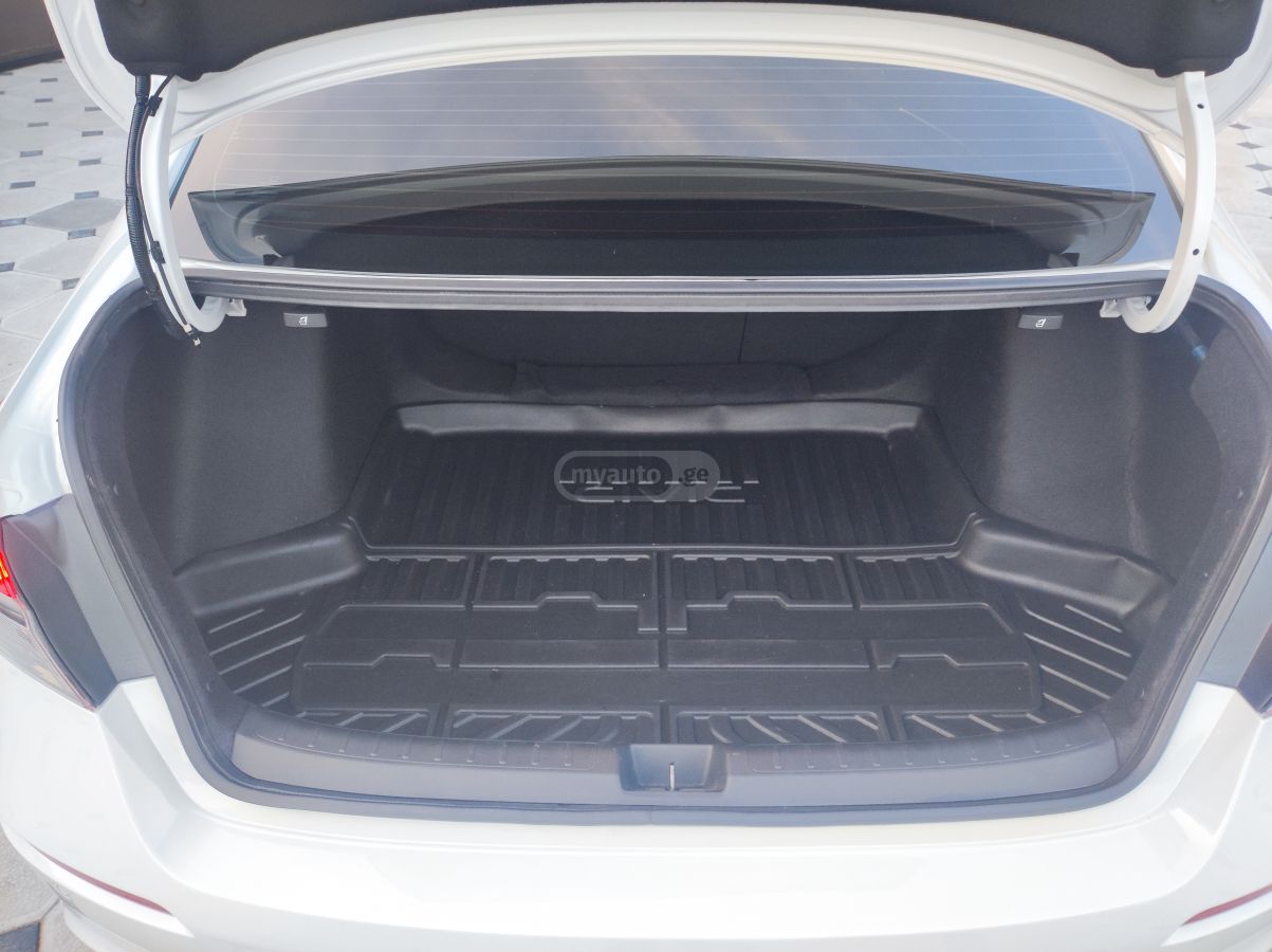 Honda Touring 4dr Sedan CVT — миниатюра 11