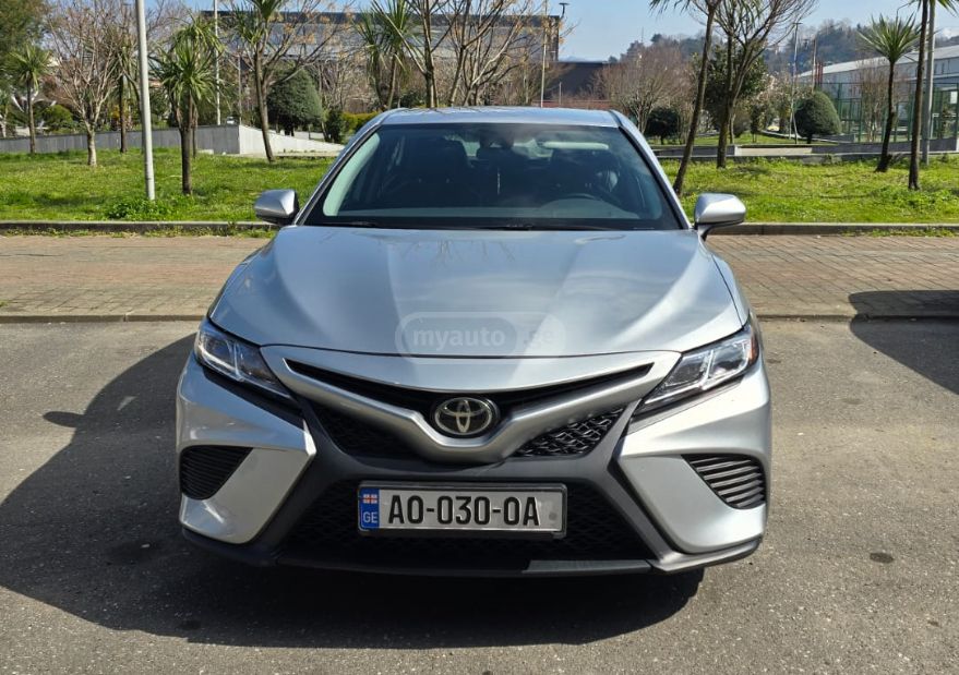 Toyota Camry - фото 1