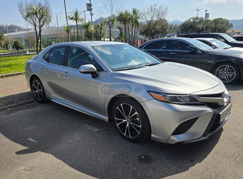 Toyota Camry - фото 2