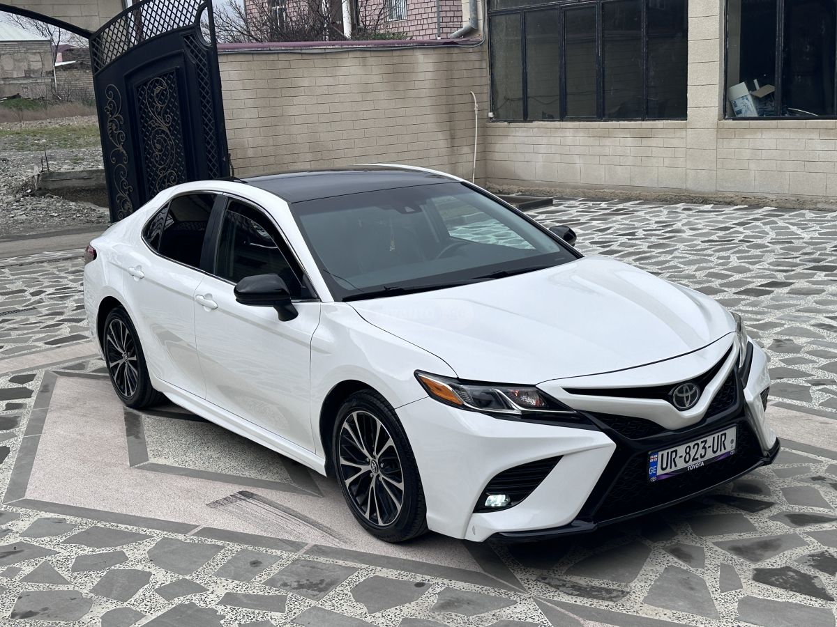 Toyota Camry - фото 1