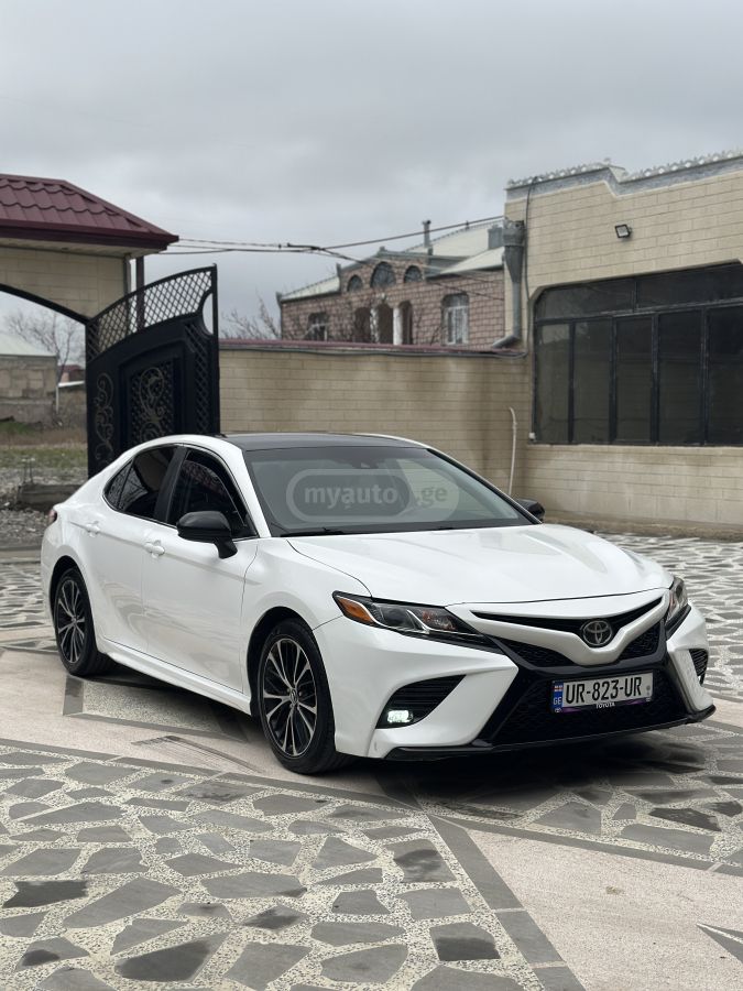 Toyota Camry - фото 2