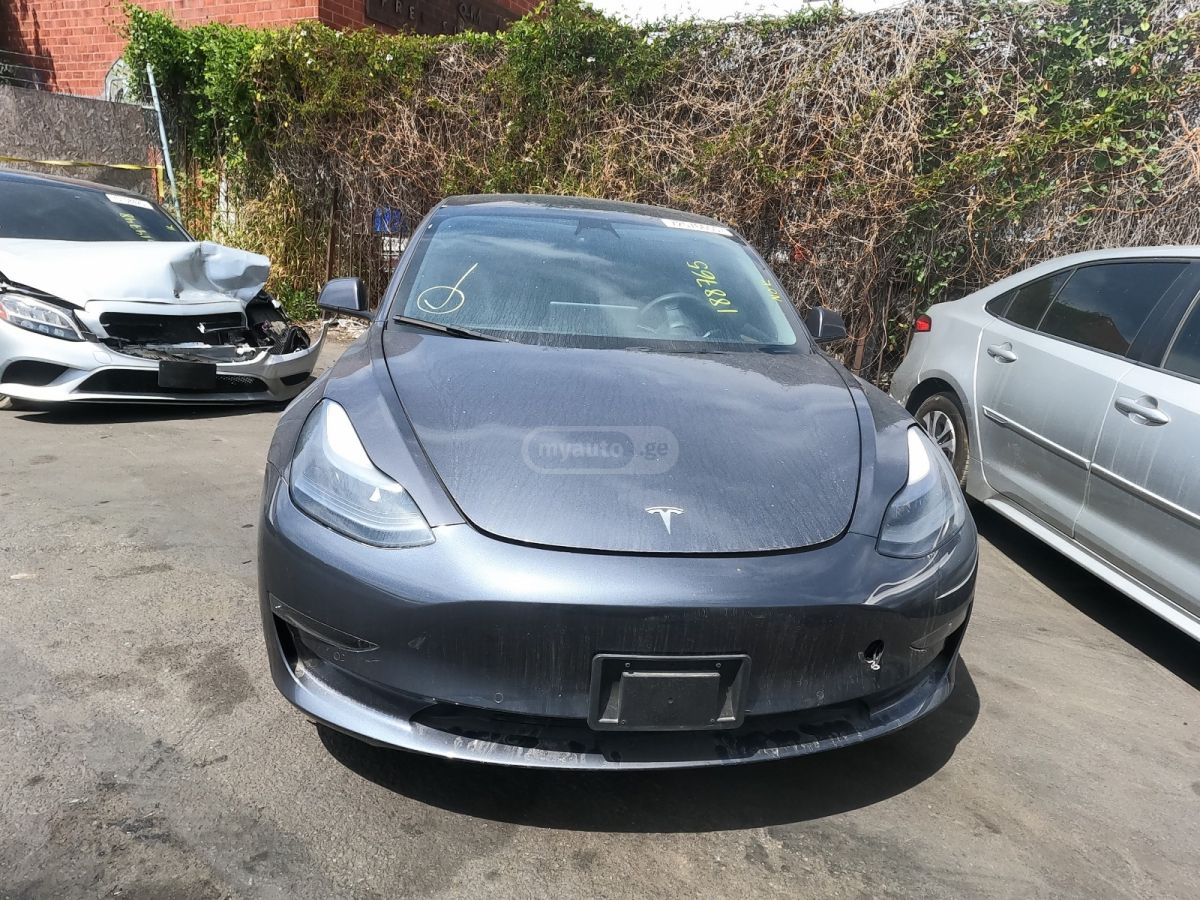 Tesla Model 3 - фото 1
