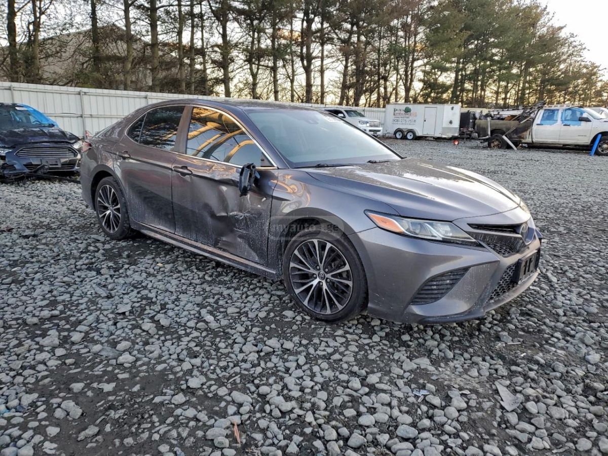 Toyota Camry - фото 1