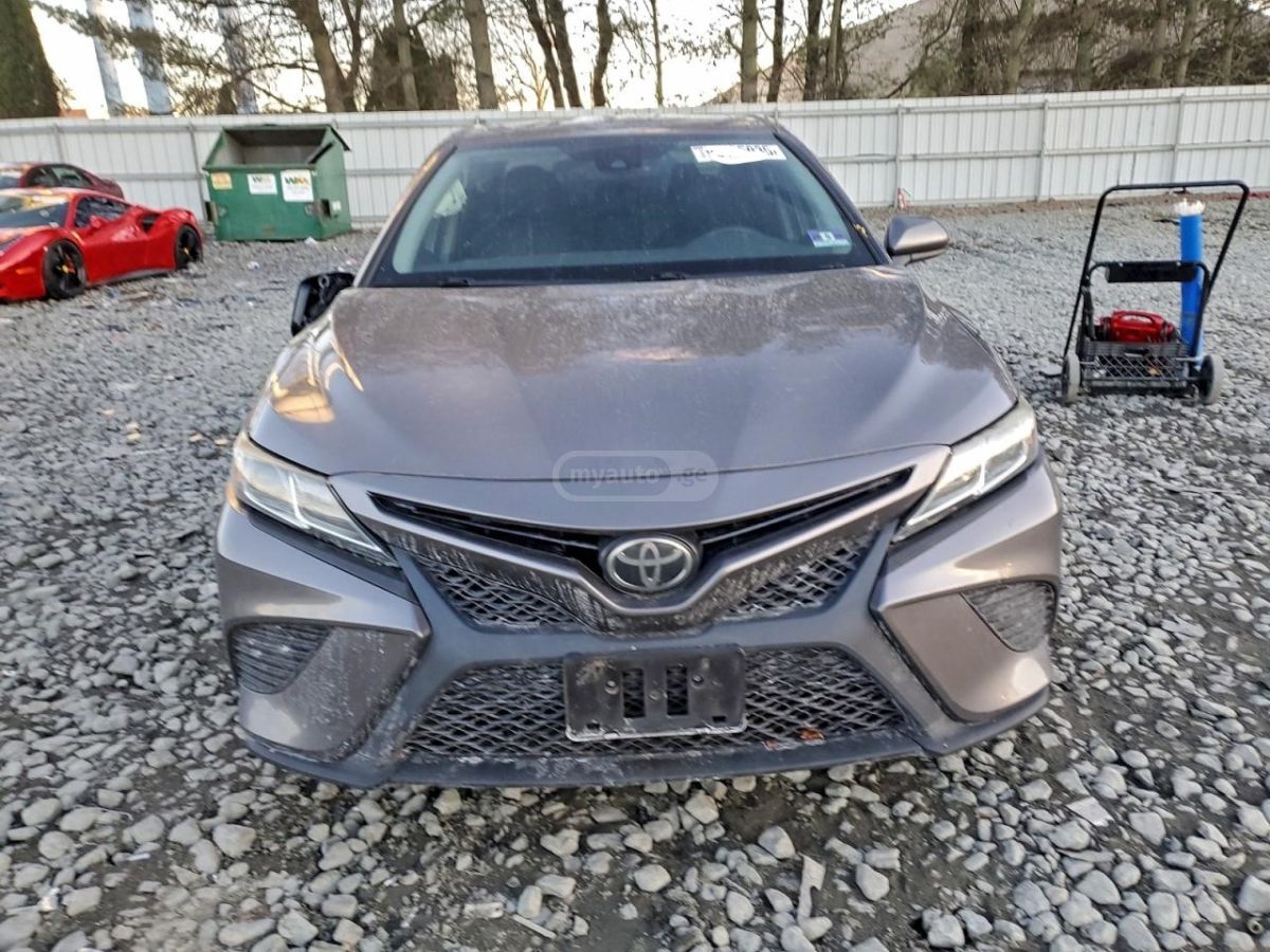 Toyota Camry - фото 3