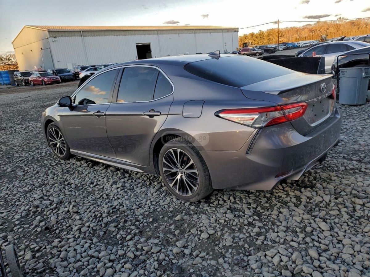 Toyota Camry - фото 4