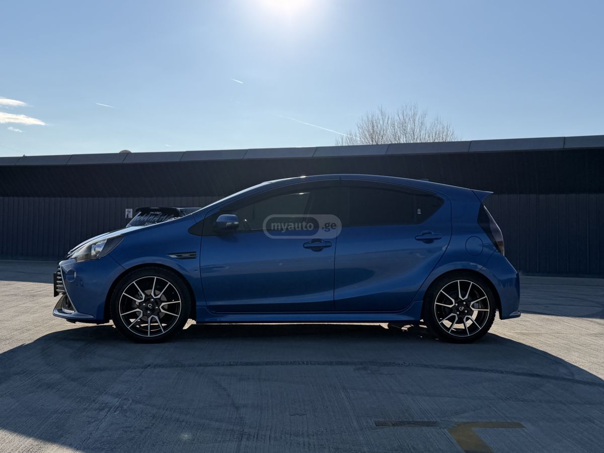 Toyota Aqua - фото 5