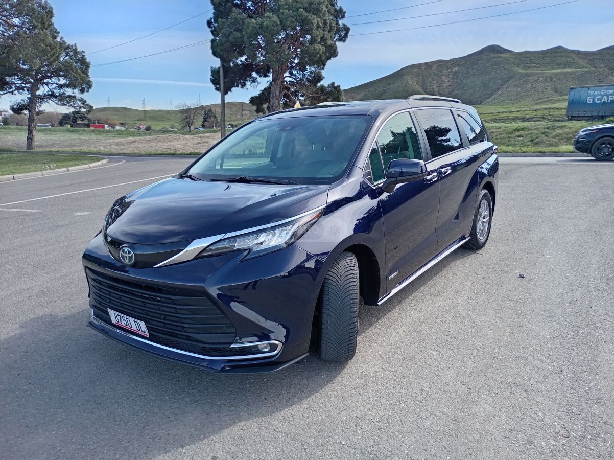 Toyota Sienna - фото 1