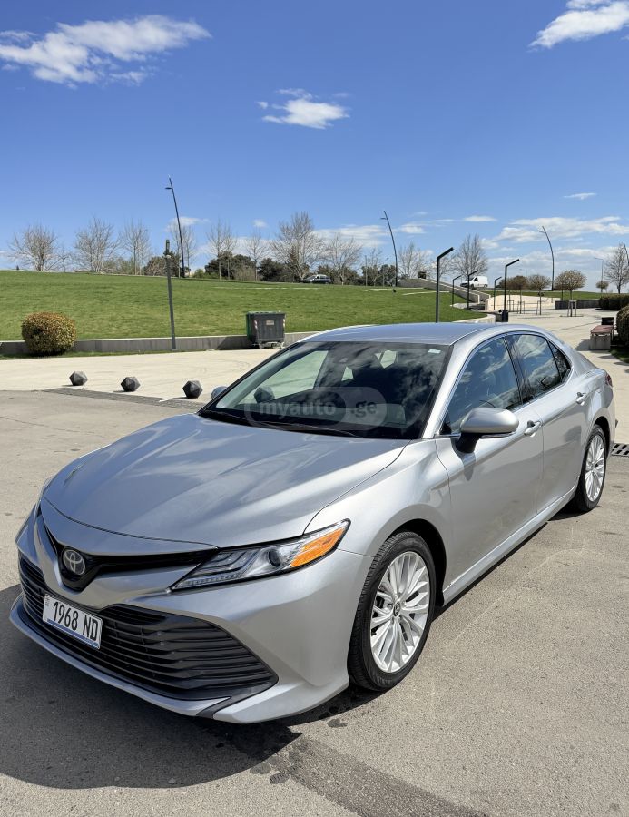 Toyota Camry - фото 1