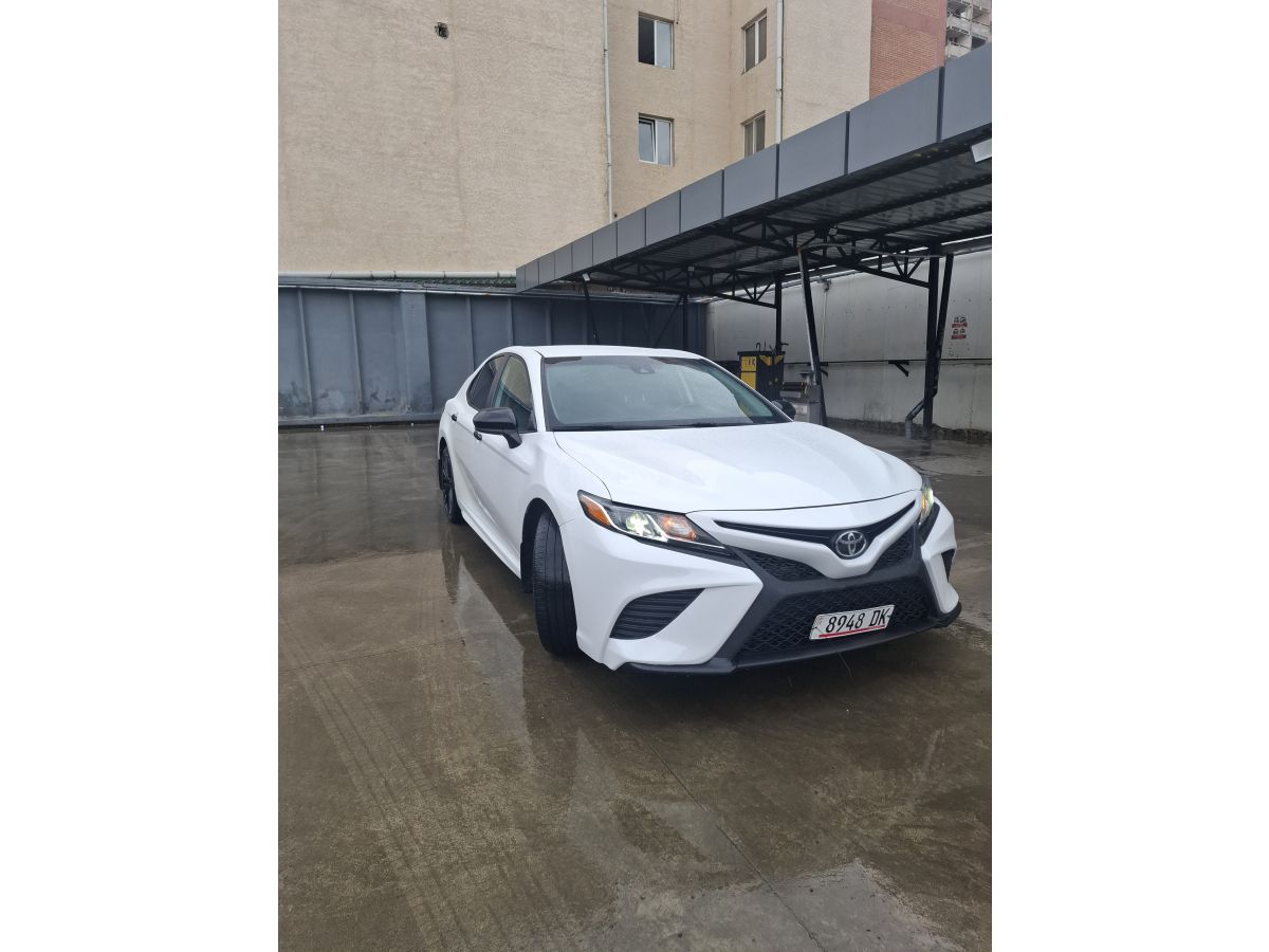 Toyota Camry - фото 1