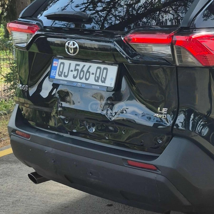 Toyota LE 4dr All-Wheel Drive Automat — миниатюра 11