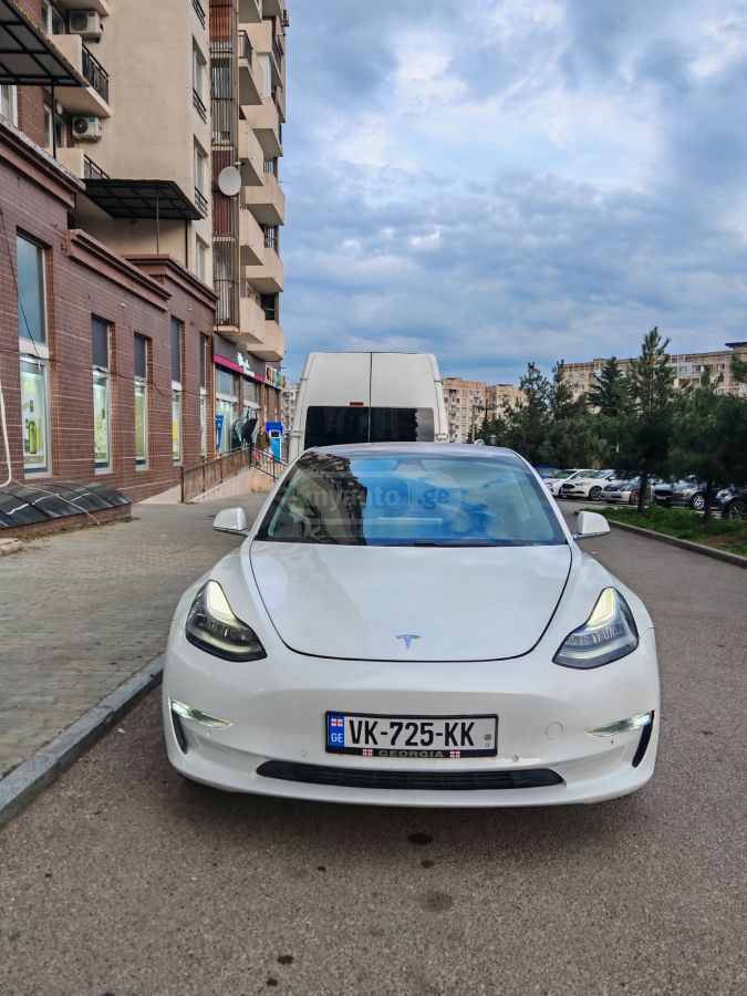 Tesla Model 3 - фото 1