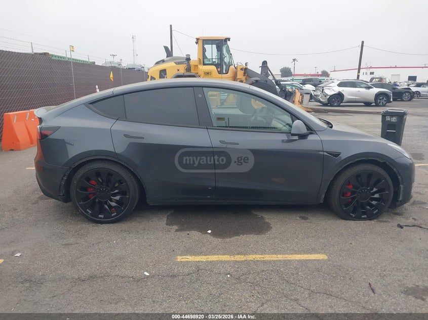 Tesla Model Y - фото 11
