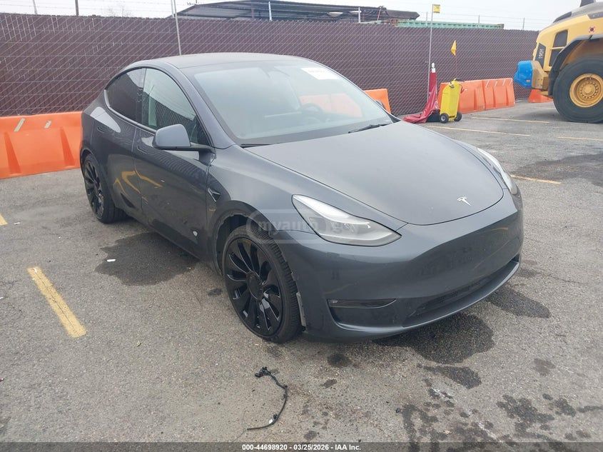 Tesla Model Y - фото 14