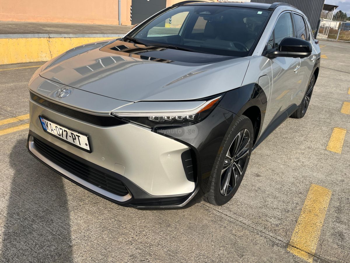 Toyota bZ4X - фото 1