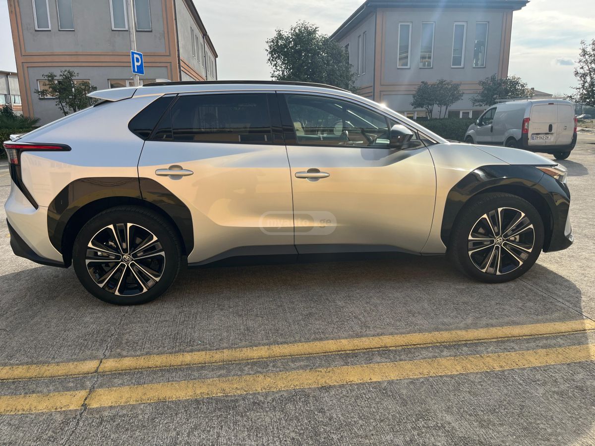 Toyota bZ4X - фото 8