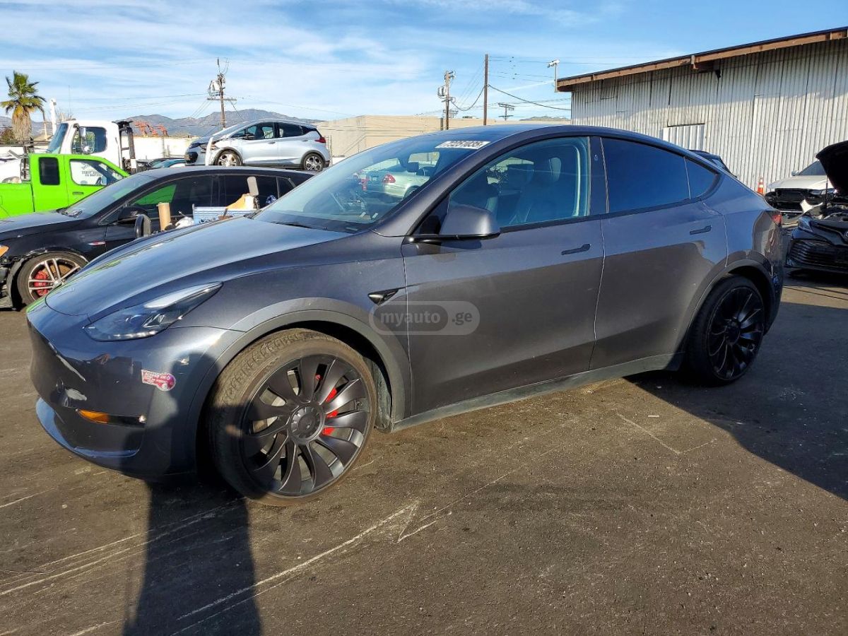 Tesla Model Y - фото 1