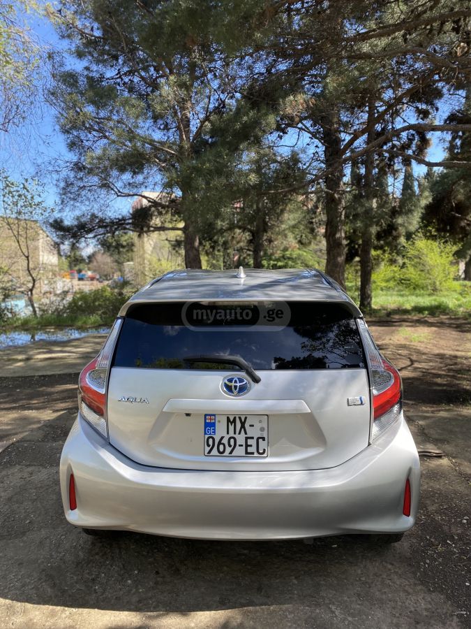 Toyota Aqua - фото 8