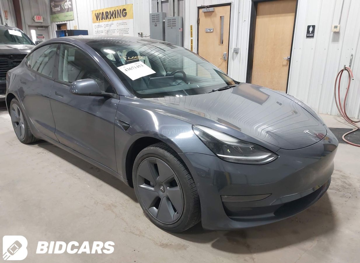 Tesla Model 3 - фото 1
