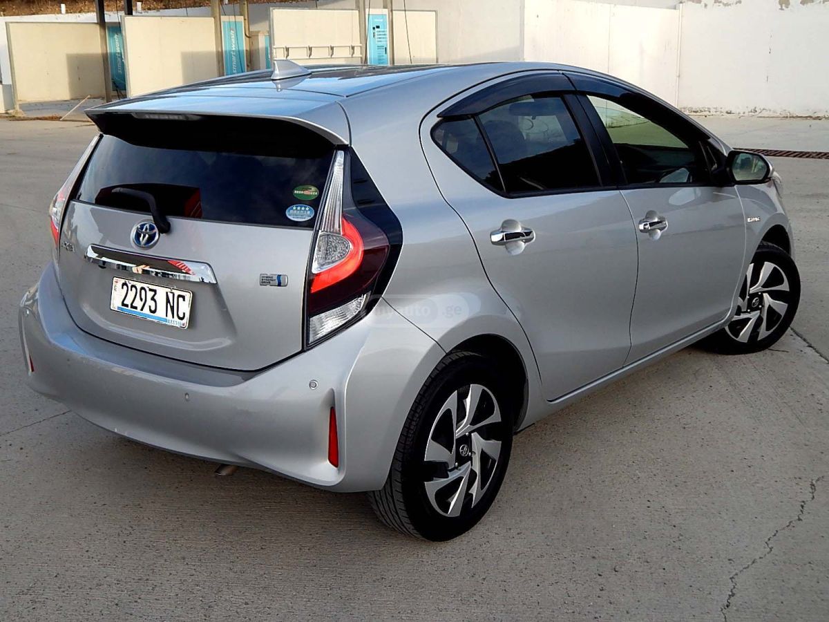 Toyota Aqua - фото 4