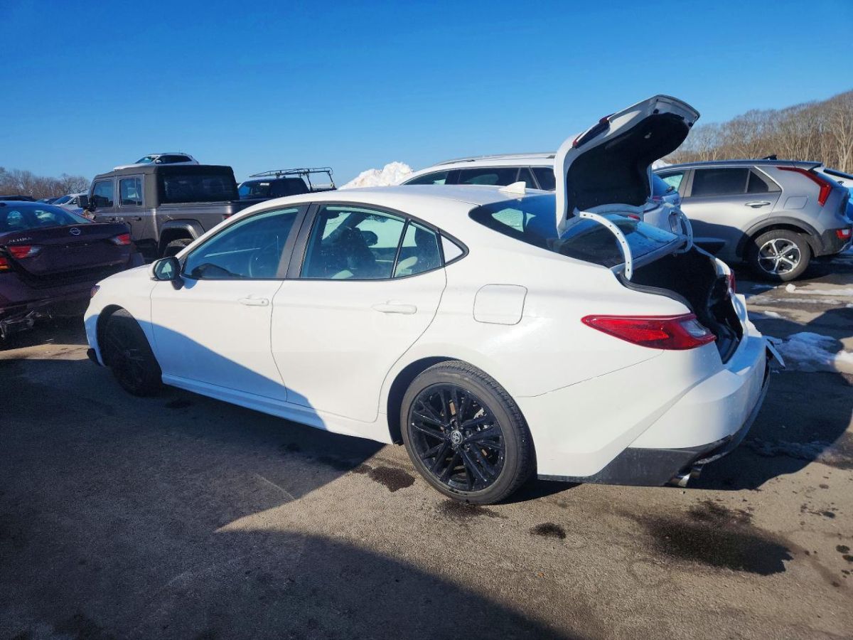 Toyota Camry - фото 2