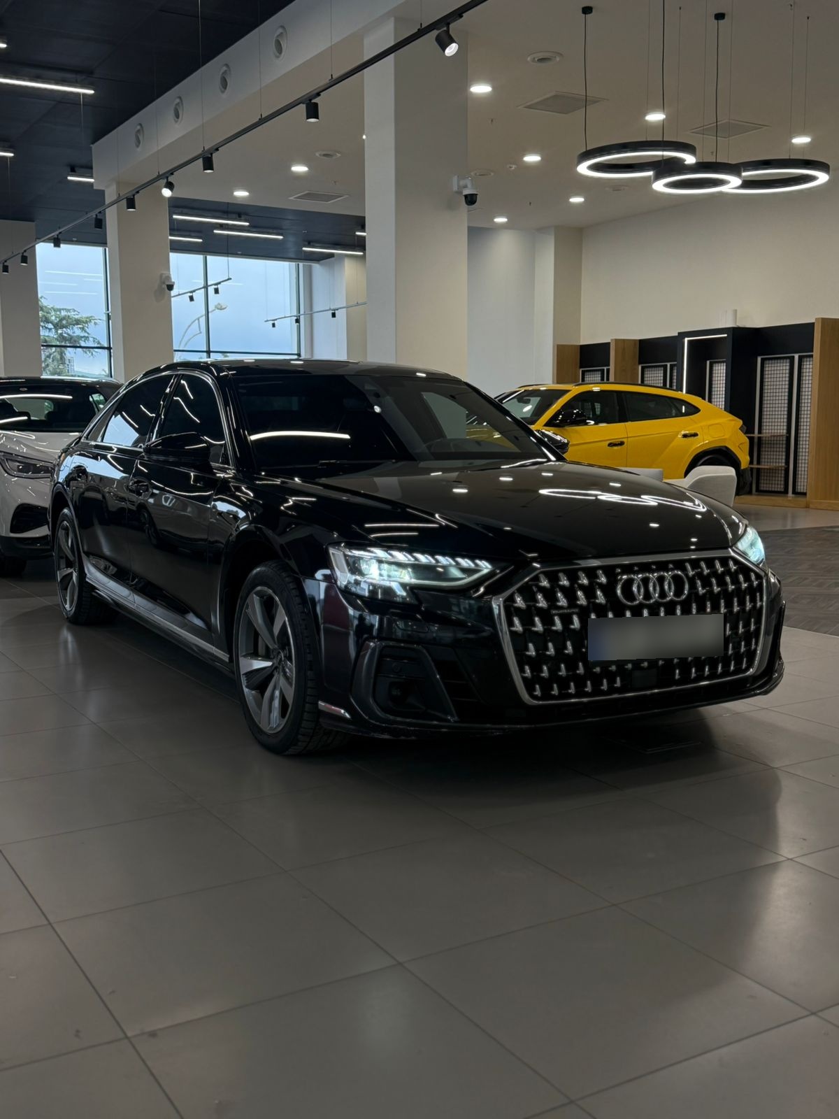 Audi A8 - фото 1