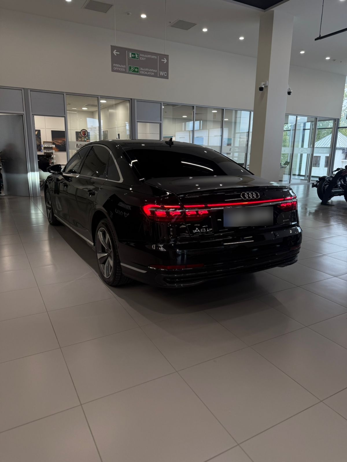 Audi A8 - фото 3