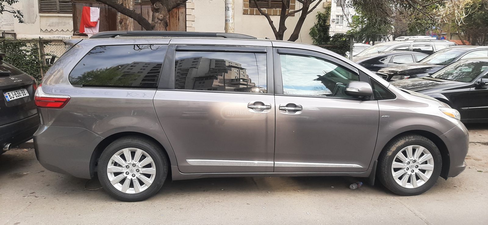 Toyota Sienna - фото 1