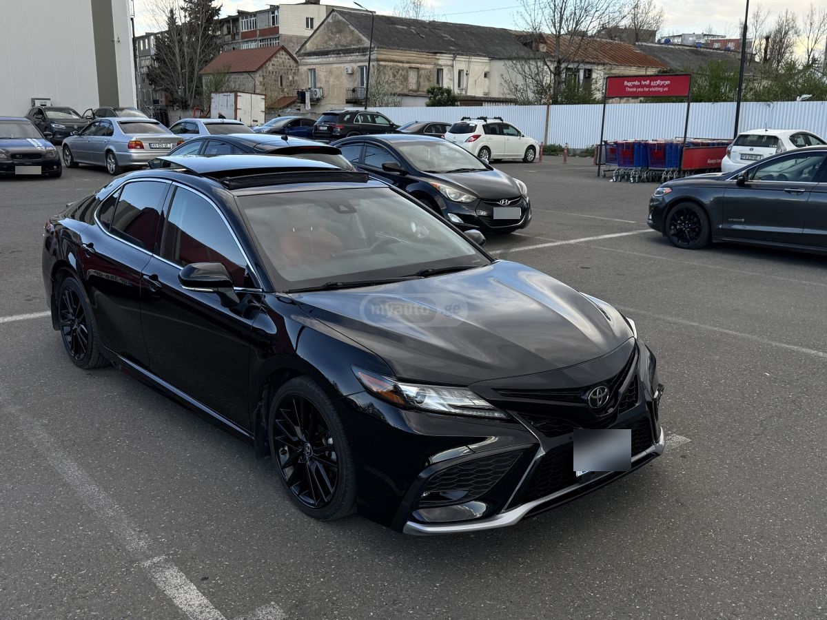 Toyota Camry - фото 1