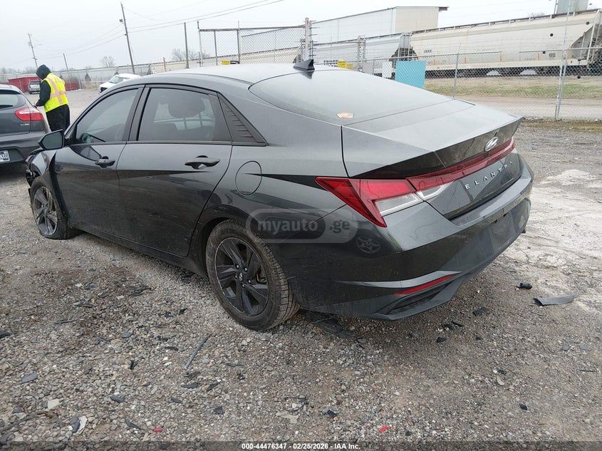 Hyundai Elantra - фото 3