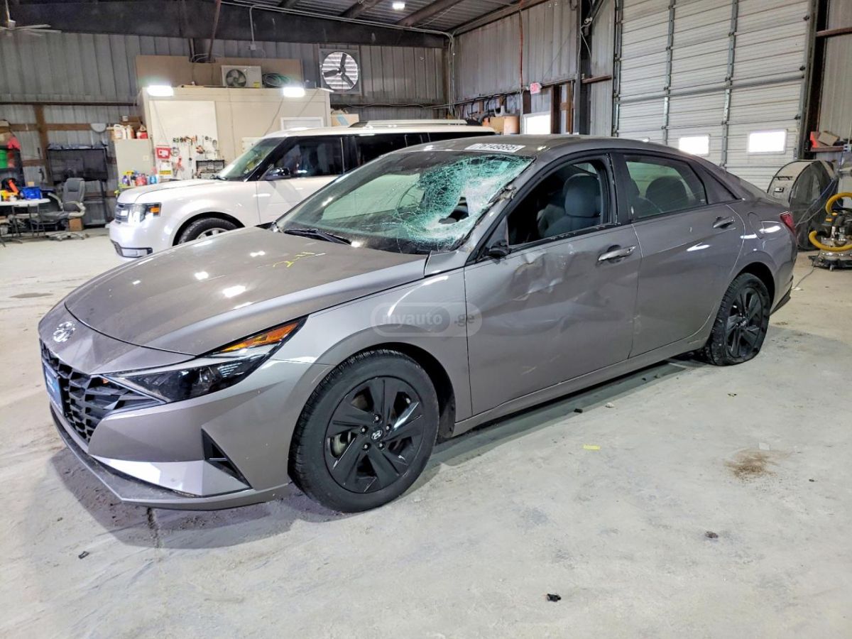 Hyundai Elantra - фото 1