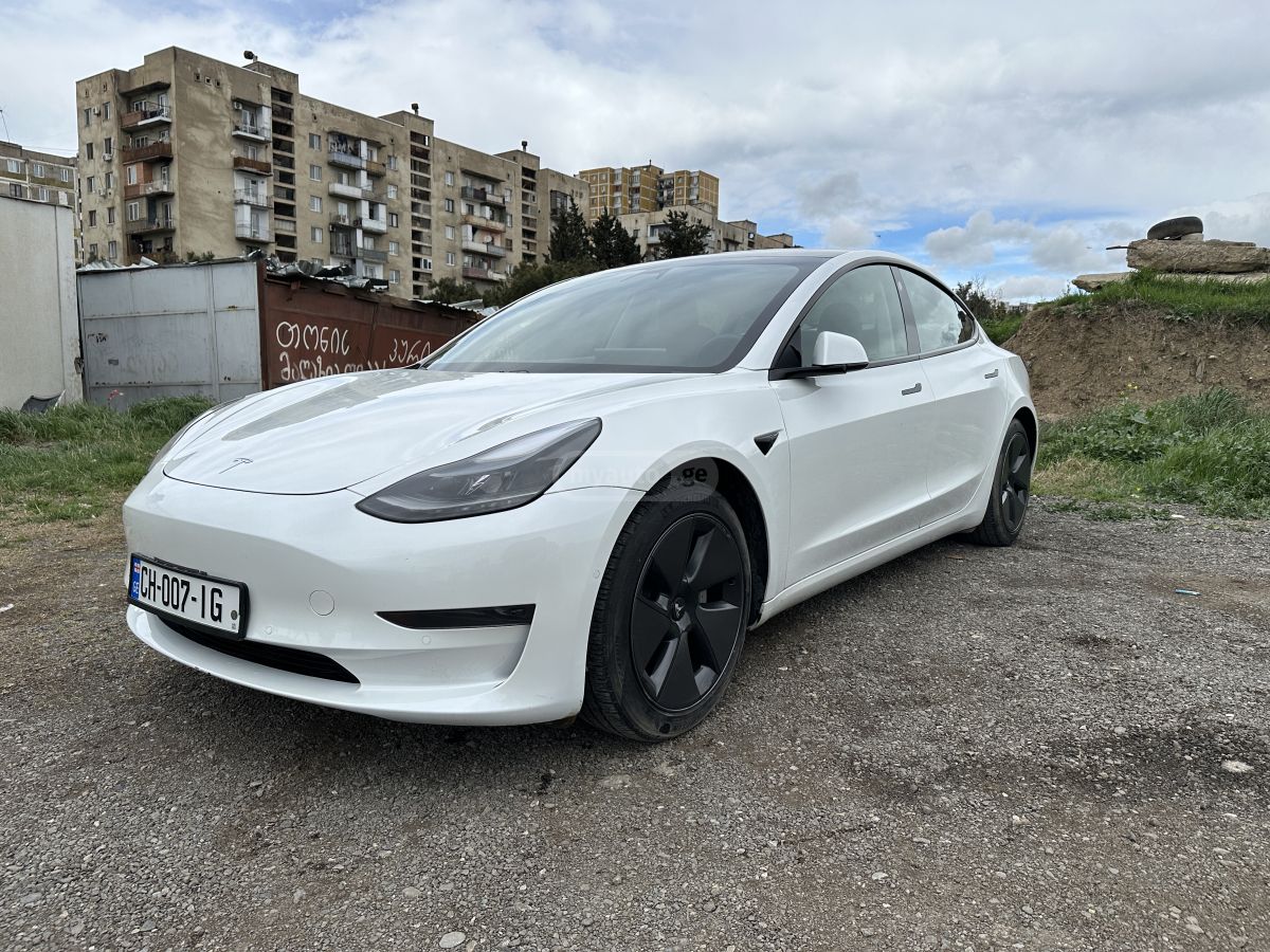 Tesla Model 3 - фото 1