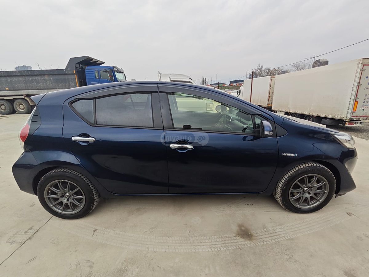 Toyota Aqua - фото 5