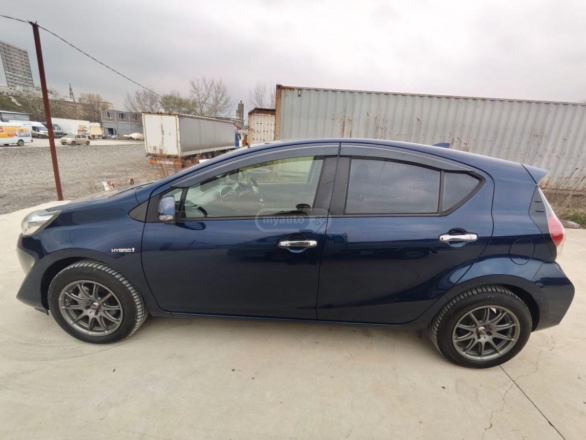 Toyota Aqua - фото 6