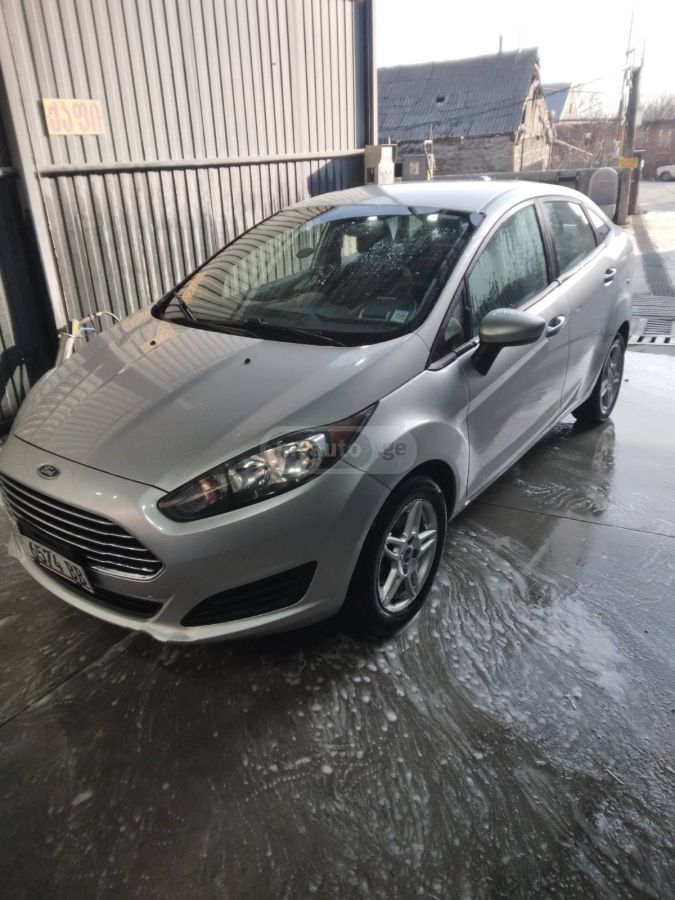 Ford Fiesta - фото 1