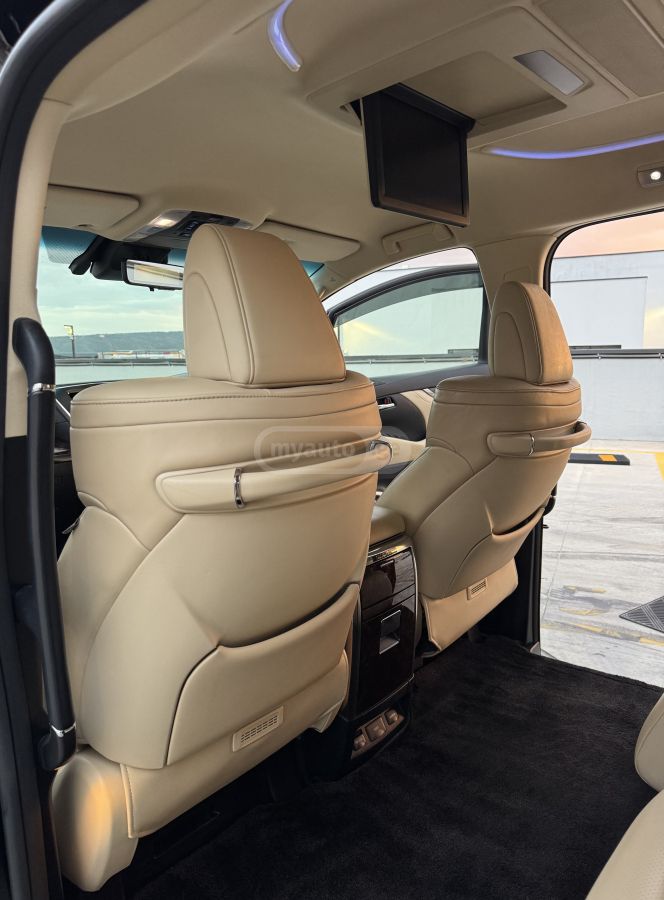 Toyota Alphard - фото 10