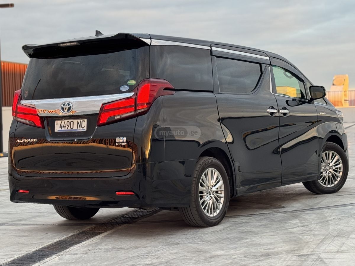 Toyota Alphard - фото 3