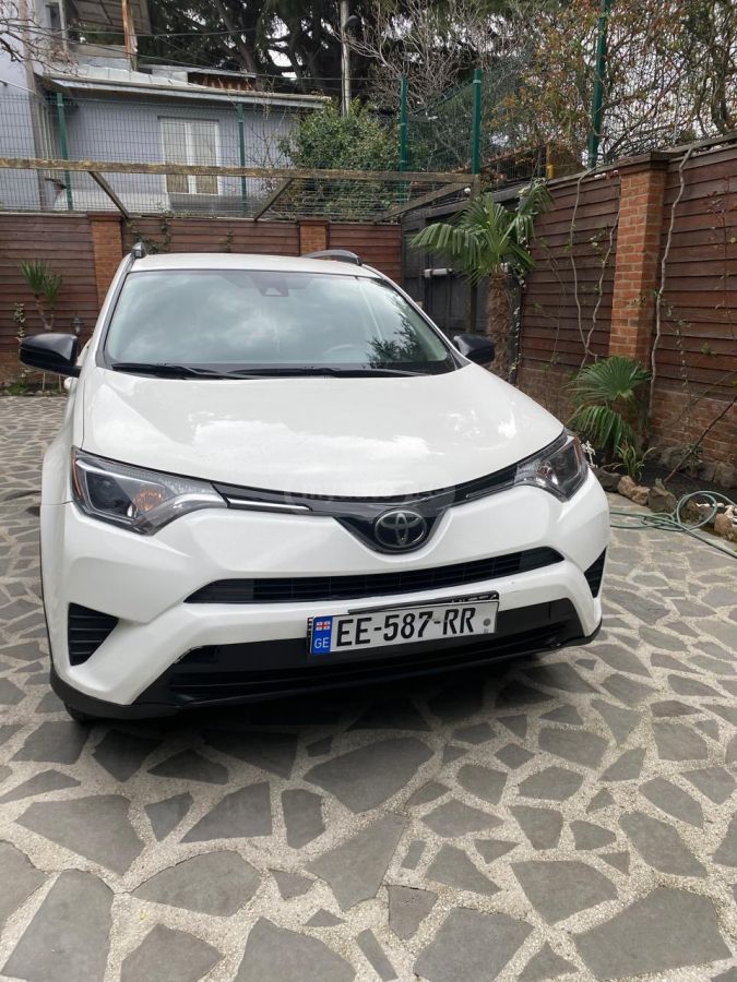 Toyota RAV 4 - фото 1