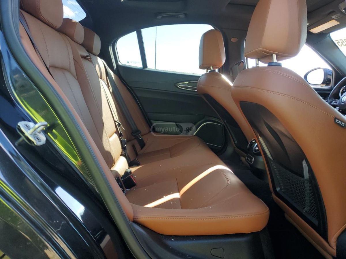 Alfa Romeo Giulia 2023 — миниатюра 10
