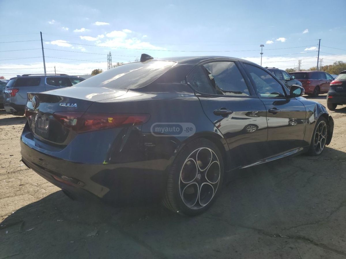 Alfa Romeo Giulia 2023 — миниатюра 3