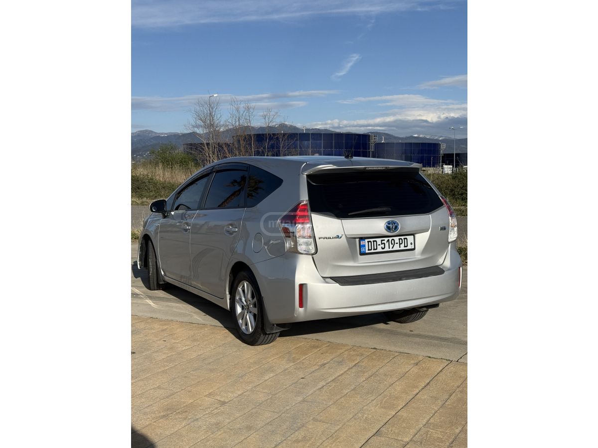 Toyota Prius V - фото 1