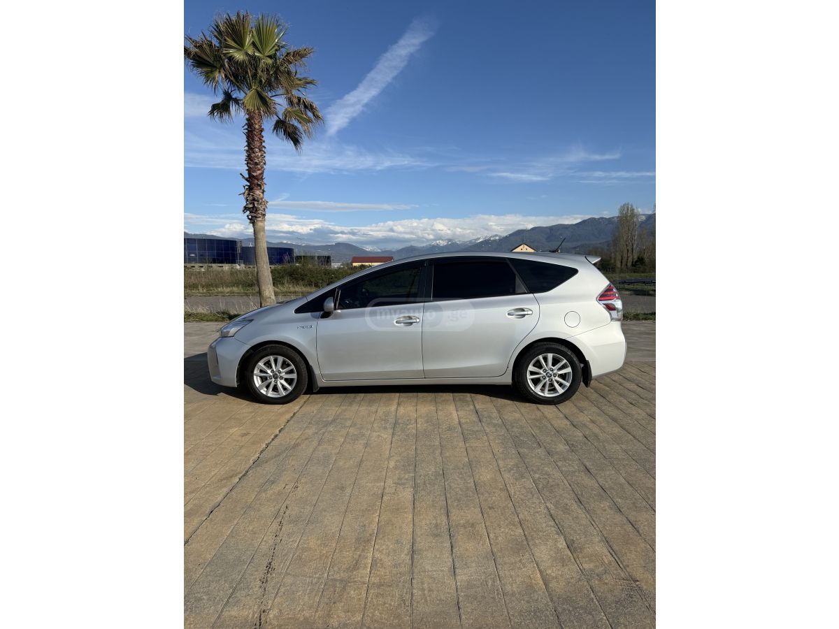 Toyota Prius V - фото 4