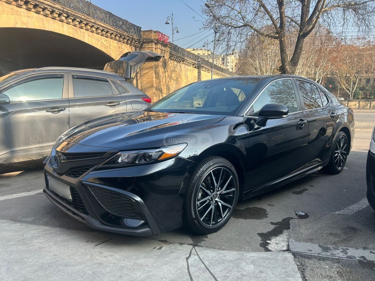 Toyota Camry - фото 1