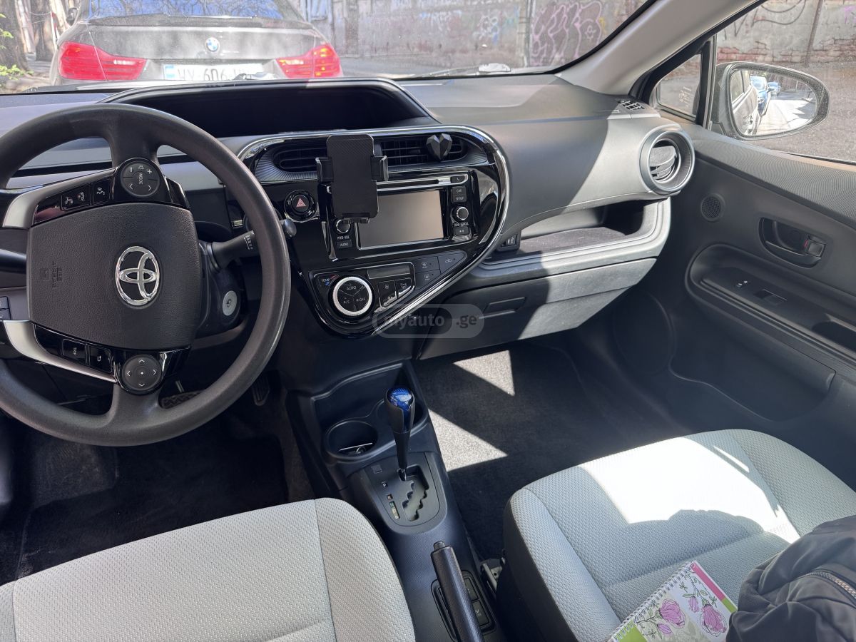 Toyota Prius C - фото 2