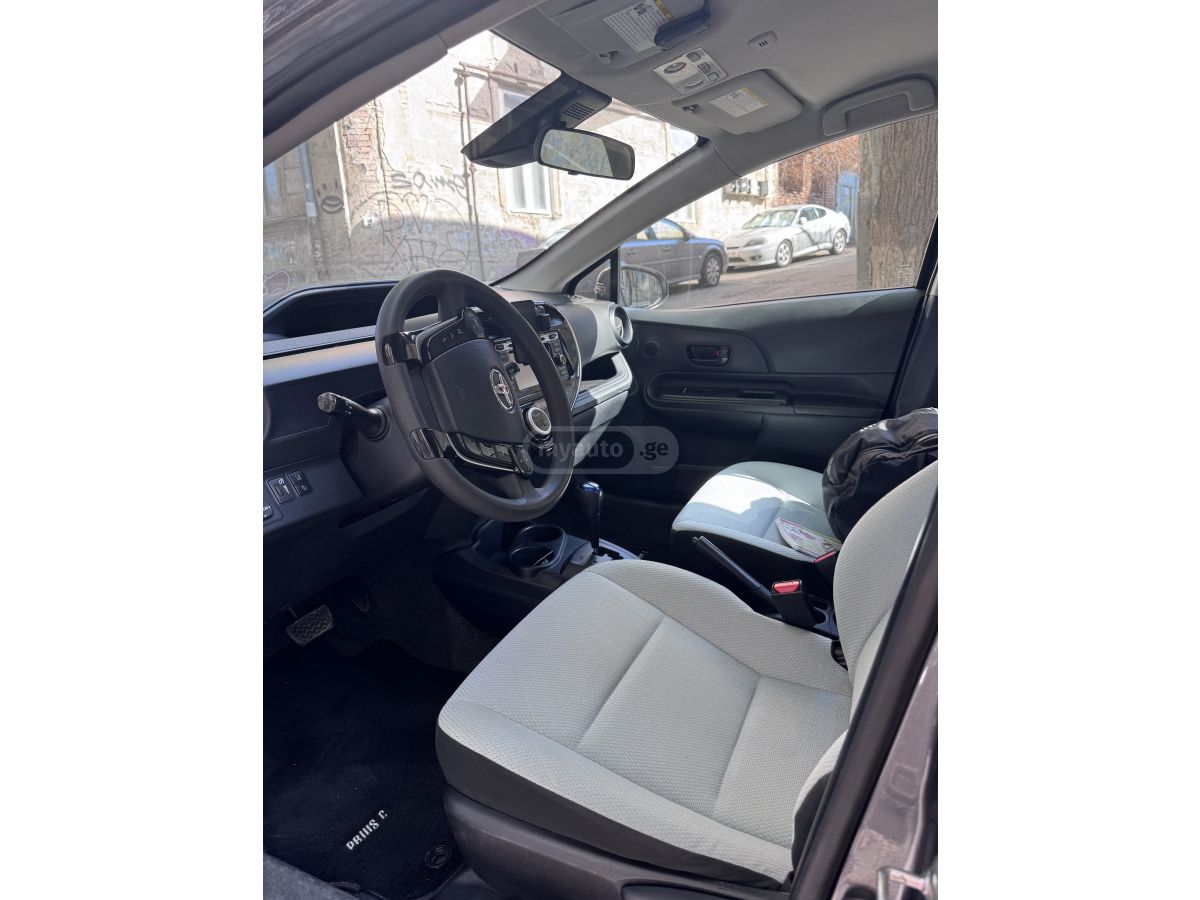 Toyota Prius C - фото 3
