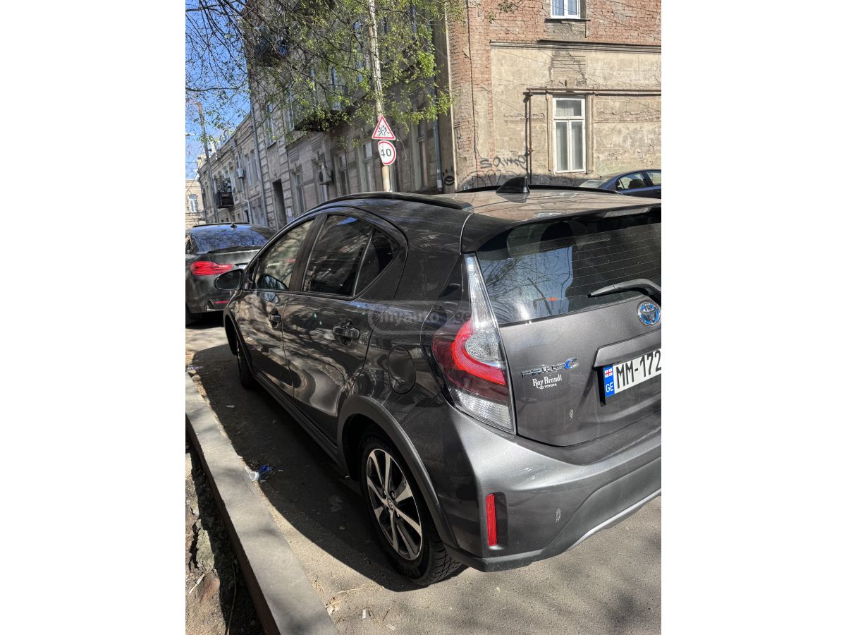 Toyota Prius C - фото 6