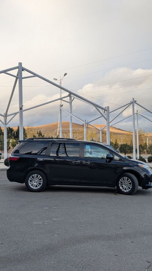 Toyota Sienna - фото 1