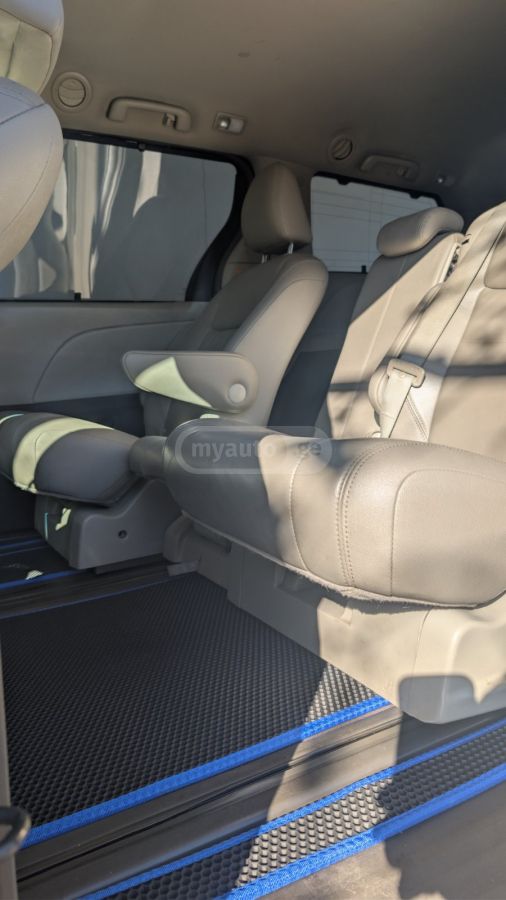 Toyota Sienna - фото 2