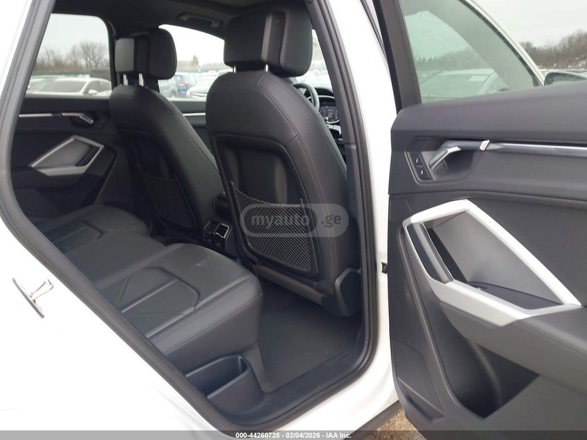 Audi Q3 - фото 8