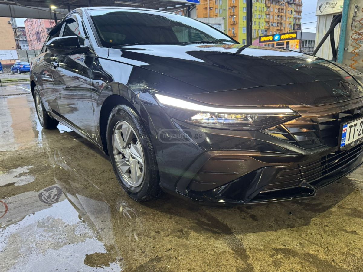 Hyundai Elantra - фото 1