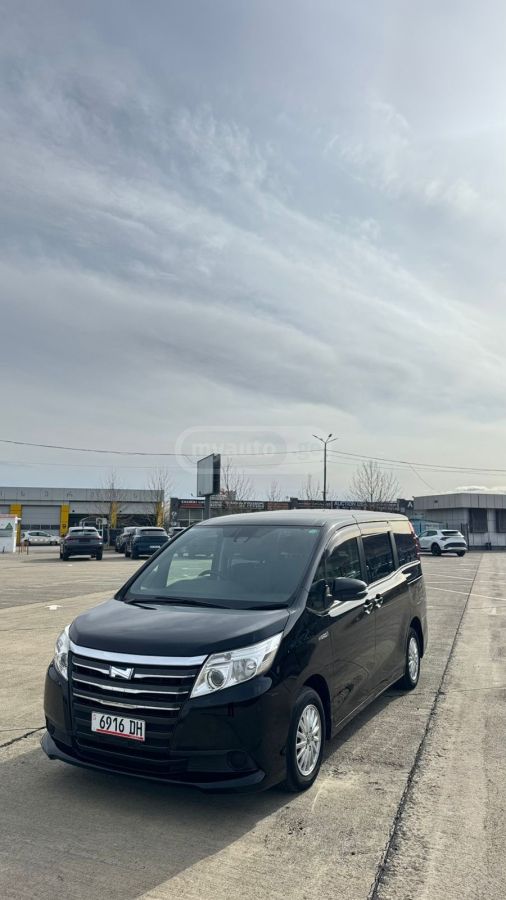 Toyota Noah - фото 1